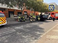 Herido leve un conductor tras volcar su coche en Parque Alcosa