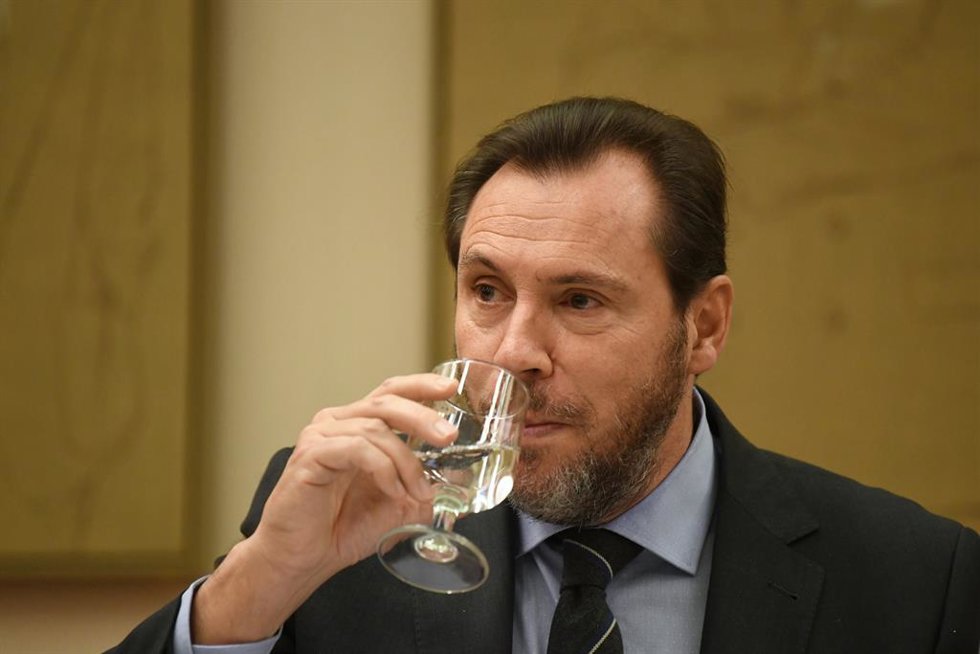 Archivo - El ministro de Transportes y Movilidad Sostenible, Óscar Puente, durante la Comisión de Transportes y Movilidad Sostenible, en el Congreso de los Diputados, a 24 de enero de 2024, en Madrid (España).