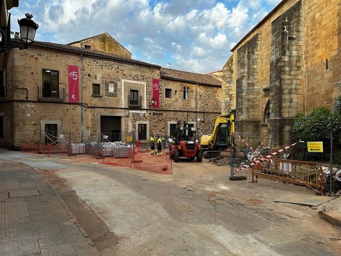Obras en la Plaza Doctor Durán de Cáceres.