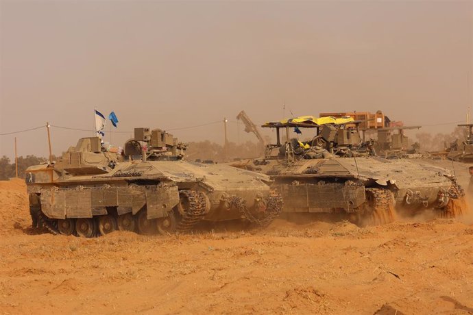 Archivo - Carros de combate del Ejército de Israel desplegados cerca de la frontera con la Franja de Gaza (archivo)