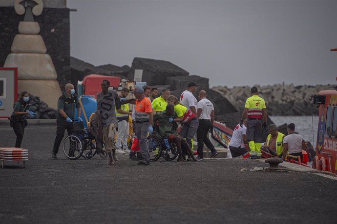 Varios migrantes son atendidas por los Servicios de Emergencia en el puerto de La Restinga