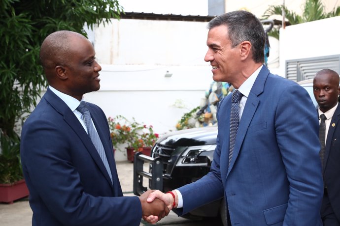 El presidente del Gobierno, Pedro Sánchez (d), durante la presentación de la Alianza África Avanza, en la sede del Instituto Cervantes, a 28 de agosto de 2024, en Dakar (Senegal).