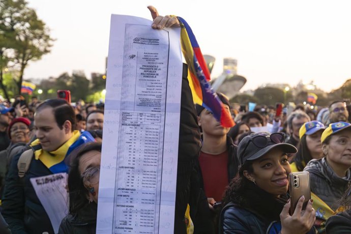 August 17, 2024, Buenos Aires, Argentina: A protester displays the voting records during the demonstration. María Corina Machado achieved a massive call in 373 cities around the world to defend the will of Venezuelans expressed at the polls on July 28 and
