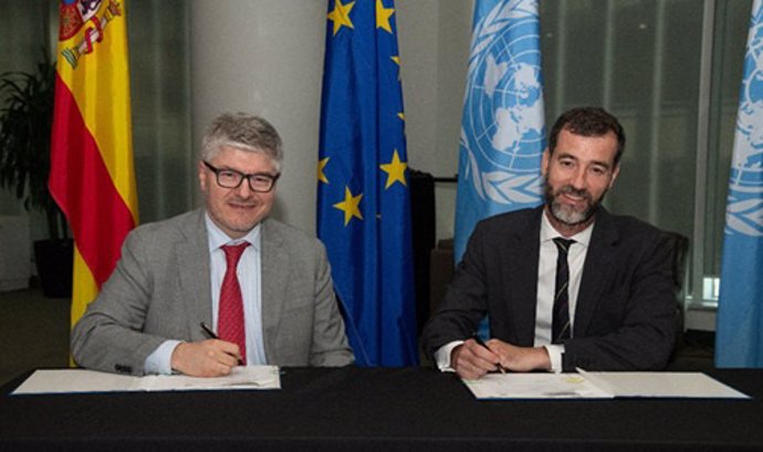 El secretario general de la Organización de Aviación Civil Internacional (OACI), Juan Carlos Salazar, y el secretario general de Transportes Aéreo y Marítimo, Benito Núñez, durante la firma.