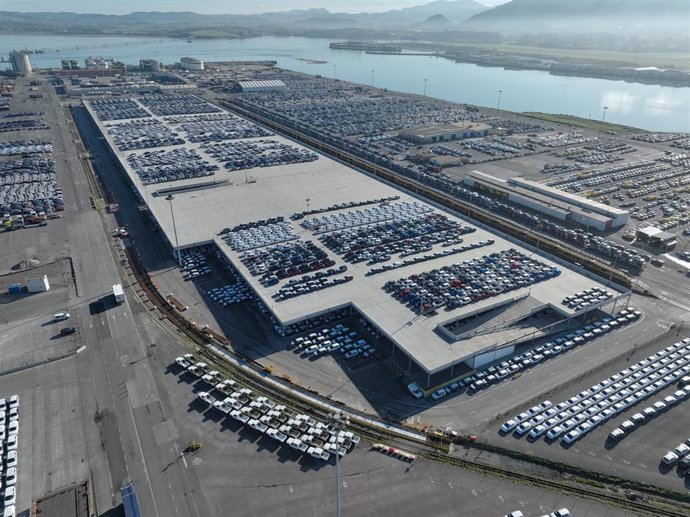 Puerto de Santander. Autoridad Portuaria de  Santander. APS. Vista aérea. Silo de automóviles