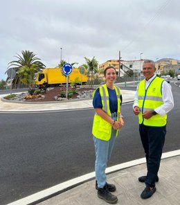 El consejero de Carreteras del Cabildo de Tenerife, Dámaso Arteaga, junto a la nueva rotonda de acceso a la TF-5 en La Victoria