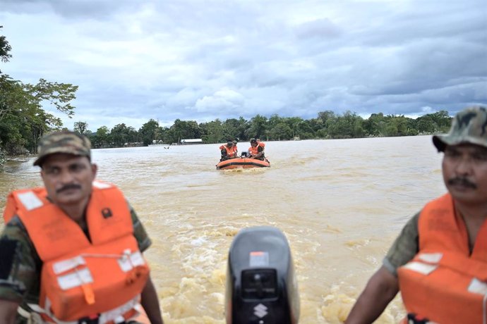 Equipos de rescate en una zona inundada en los alrededores de Amarpur, en el estado de Tripura, en India (archivo)