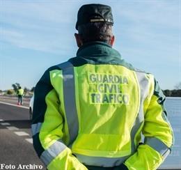 Archivo - Agente de la Guardia Civil de TRáfico