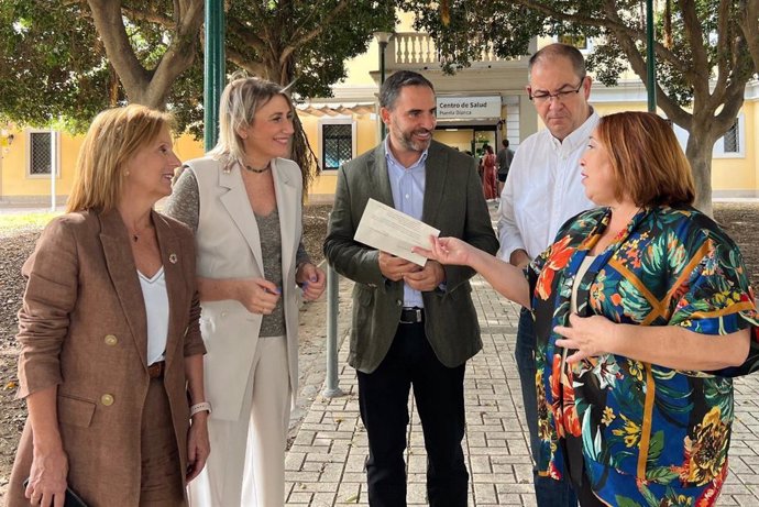 El secretario de Salud del PSOE de Málaga, Javier Marín; el secretario general del PSOE de Málaga, Daniel Pérez, y la concejala del PSOE María del Carmen Martín, entre otros, en una imagen de archivo