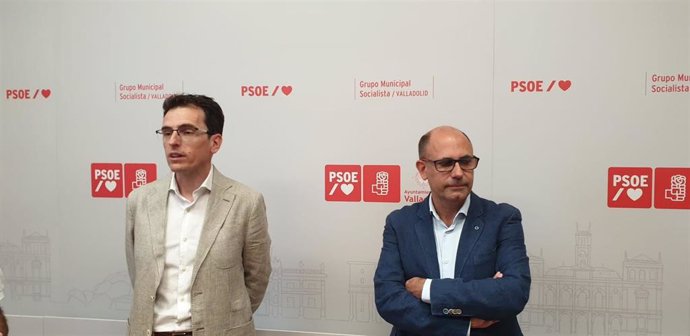 Los concejales socialistas Pedro Herrero y Luis Vélez en rueda de prensa