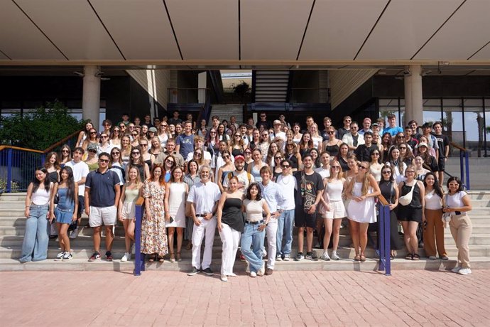 Foto de familia de estudiantes internacionales que cursarán este año en los campus de Córdoba y Sevilla de la Loyola.