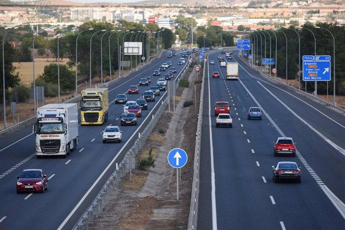 Archivo - Una fila de vehículos en la carretera A3, el último día de la Operación ‘Retorno del verano’, a 28 de agosto de 2022, en Madrid (España). 