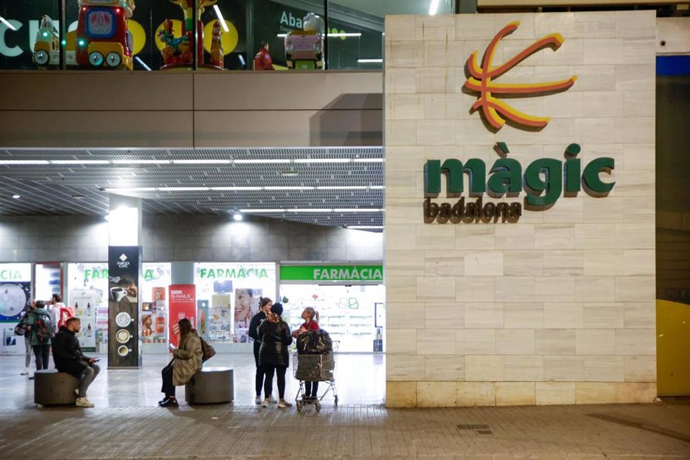 Archivo - Varias personas en la entrada del centro comercial Mgic Badalona, a 27 de marzo de 2024, en Badalona, Catalunya (España)
