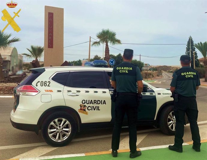 Dos agentes de la Guardia Civil.