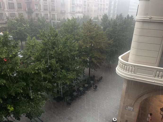 Archivo - Tormenta en el paseo Independencia de Zaragoza.