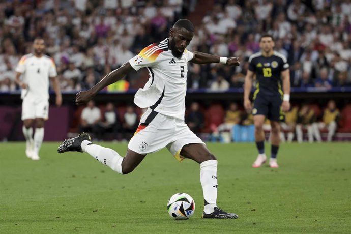 Archivo - El central Antonio Rüdiger durante un partido con la selección alemana.