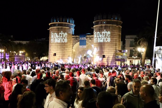 Archivo - Público asistente a una de las actividades de La noche en blanco de Badajoz en 2023.