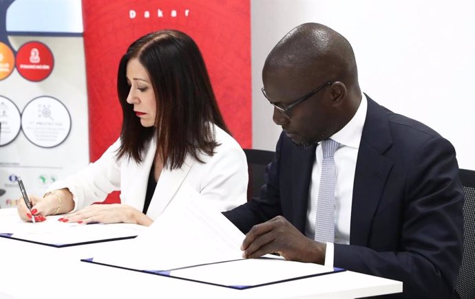 La presidenta de Cofides, Ángela Pérez, y el presidente del fondo soberano de Senegal (Fonsis), Babacar Gning,  firman una declaración conjunta.