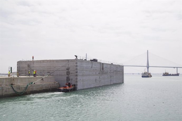 Vista del primer cajón de la Nueva Terminal de Contenedores del Puerto de Cádiz que ha sido fondeado ya.