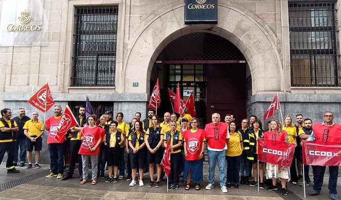 Concentración de trabajadores de Correos en la oficina de Torrelavega convocada por CCOO y UGT por la carencia de contrataciones y la sobrecarga de trabajo que impide prestar el servicio con calidad.