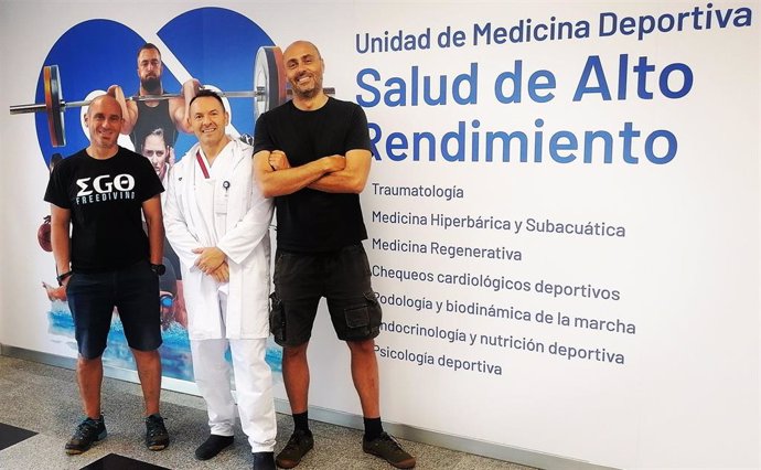 De izquierda a derecha, Juan Carlos Marín, coordinador y director del centro Apnea Zero Gravity; Jesús Barrionuevo, técnico en medicina subacuática e hiperbárica y Miguel Lozano, apneísta profesional y doble subcampeón del mundo.