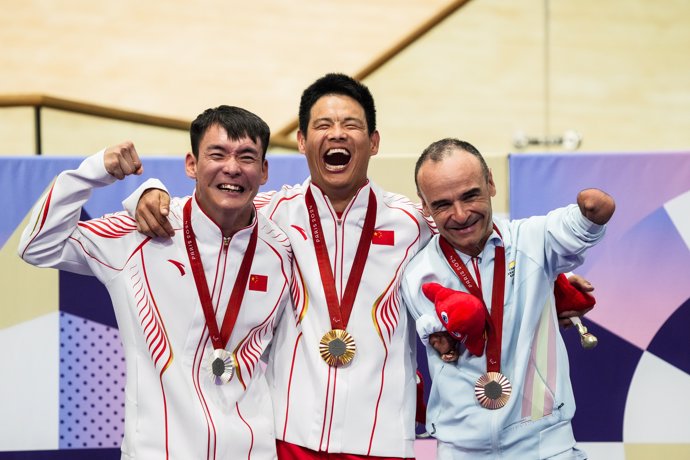 Ricardo Ten celebra su medalla de bronce en la persecución 3000 m de la clase C1 de los Juegos Paralímpicos de París