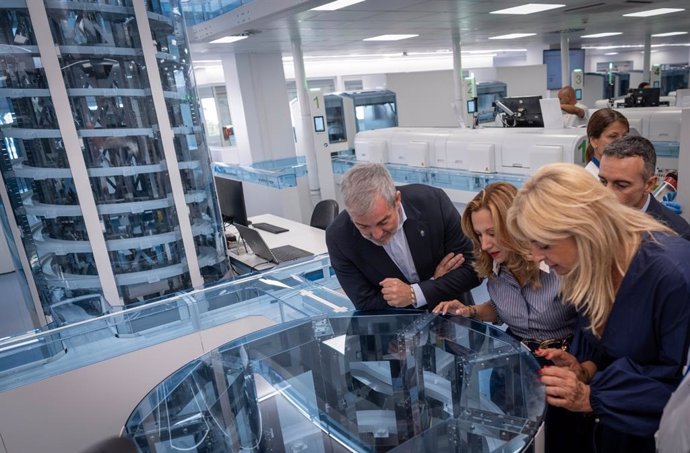 El presidente de Canarias, Fernando Clavijo, la presidenta del Cabildo de Tenerife, Rosa Dávila, y la consejera de Sanidad, Esther Monzón, en una visita a los laboratorios del Hospital de La Candelaria