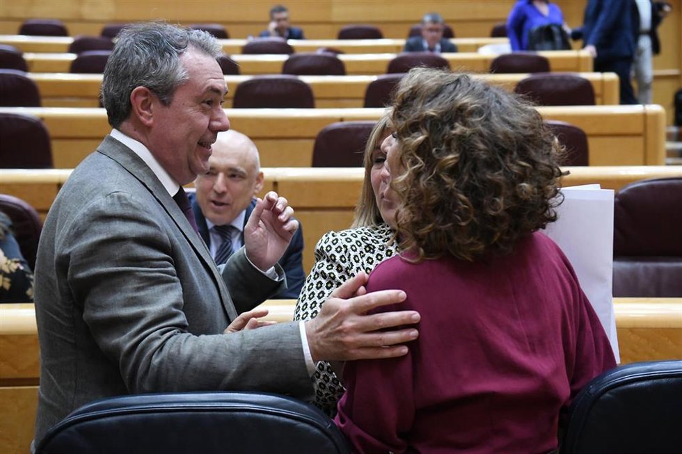 Archivo - El senador del PSOE, Juan Espadas y la vicepresidenta primera del Gobierno, ministra de Hacienda y vicesecretaria general del PSOE, María Jesús Montero, durante una sesión de control al Gobierno, en el Senado, a 11 de junio de 2024, en Madrid 