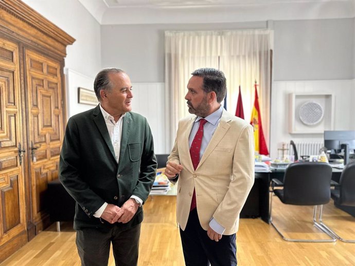 Reunión del alcalde de Talavera de la Reina, José Julián Gregorio, y el vicepresidente provincial, Joaquín Romera.