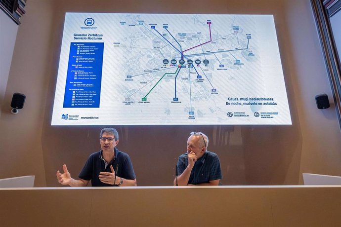 El presidente de la Mancomunidad de la Comarca de Pamplona (MCP), David Campión, y el director del área de Transporte de la MCP, Jesús Velasco, presentan las novedades en el Transporte Urbano Comarcal.