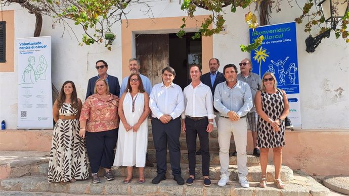 La consellera de Salud, Manuela García, y otras autoridades visitan las colonias de verano para hijos y hermanos de pacientes con cáncer