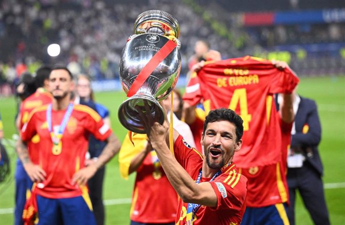 Archivo - El lateral español Jesús Navas levantando el trofeo de la Eurocopa 2024.