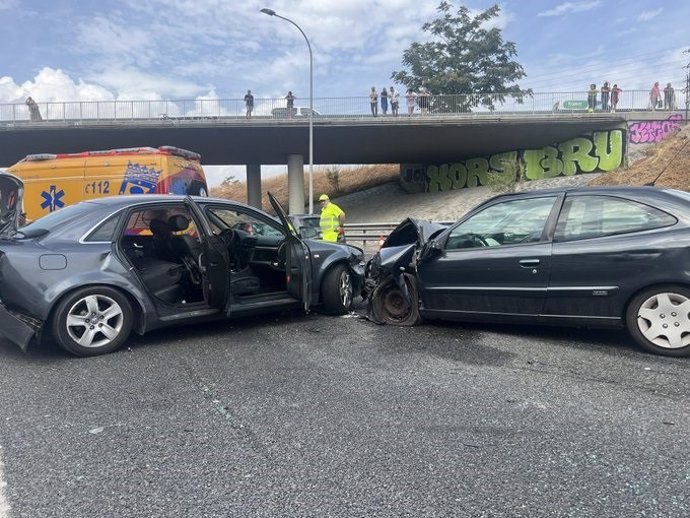 Un choque entre varios vehículos en la M-40 deja tres heridos y kilómetros de atascos