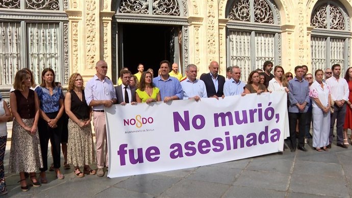 Concentración ante el Ayuntamiento de Sevilla por el crimen machista de Pino Montano