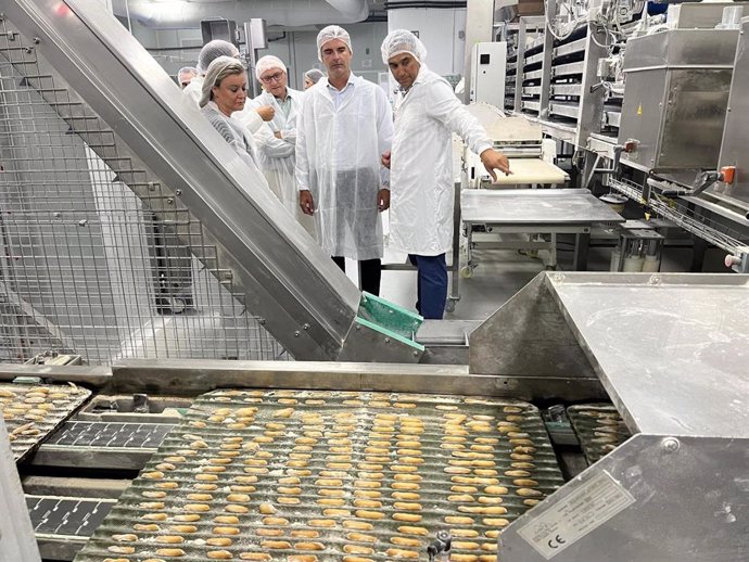 El consejero Ramón Fernández-Pacheco, en la empresa Obando, en Utrera (Sevilla).