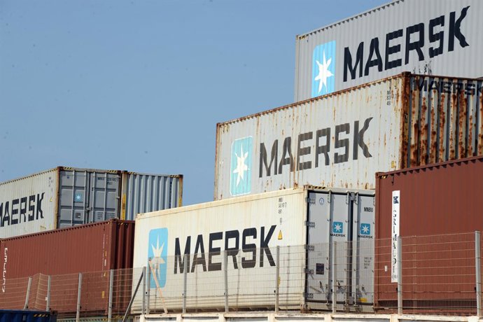 Archivo - FILED - 11 June 2018, Ghana, Accra: Containers of the Moller-Maersk shipping group are seen stacked at the Tema harbour. Danish container shipping company A.P. Moller - Maersk reported a higher full year profit onWednesday, with business buoy