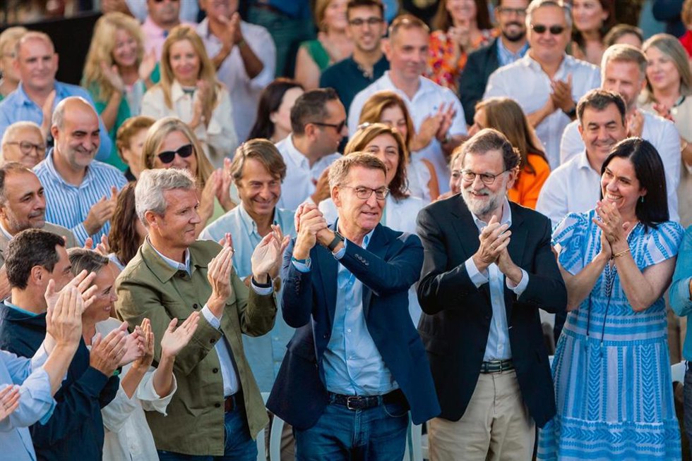 Archivo - (I-D) El presidente de la Junta, Alfnso Rueda; el presidente del PP, Alberto Núñez Feijóo, y el expresidente del Gobierno, Mariano Rajoy, durante la inauguración del curso político en el Castillo de Soutomaior, a 27 de agosto de 2023, en Ponte