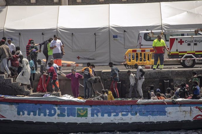 Llegada de un cayuco al puerto de La Restinga