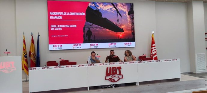 El secretario general de la Federación de Industria, Construcción, y Agro de UGT Aragón, Sergio Sancho, en el centro, junto al secretaroi del sector de la construcción , Manolo Grande, y  la economista del sindicato Carmen García.