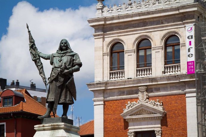 Archivo - Estatua del Conde Ansúrez con el Ayuntamiento de Valladolid al fondo.