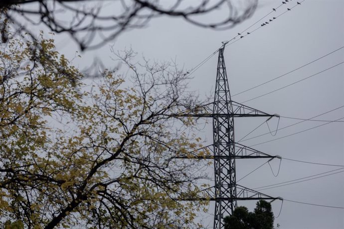 Archivo - Vista de una torre de alta tensión, a 22 de noviembre de 2022, en Madrid (España). El precio promedio de la luz para los clientes de tarifa regulada vinculados al mercado mayorista ha caído un 6% con respecto a ayer lunes, 21 de noviembre, hasta