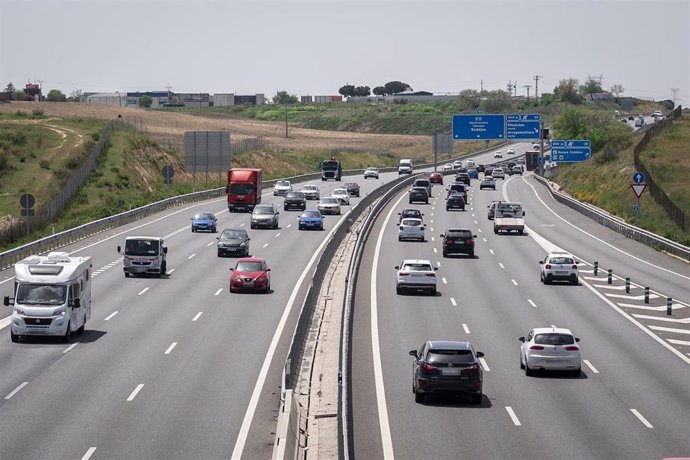 Archivo - Varios vehículos en una autopista