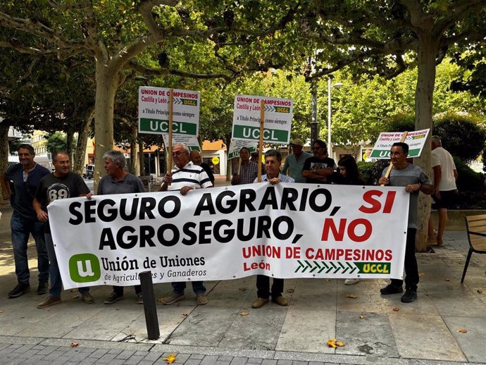 Concentración este jueves frente a la sede de Agroseguro en León.