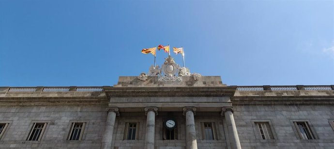 Fachada del edificio antiguo del Ayuntamiento de Barcelona tras las actuaciones de mejora de la cornisa