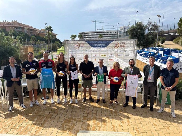 El secretario general para el Deporte, José María Arrabal, junto a Ana Mula, alcaldesa de Fuengirola; Julio Rodríguez, concejal de deportes de Fuengirola y Juan Rosas, diputado de deportes de Málaga, entre otros.