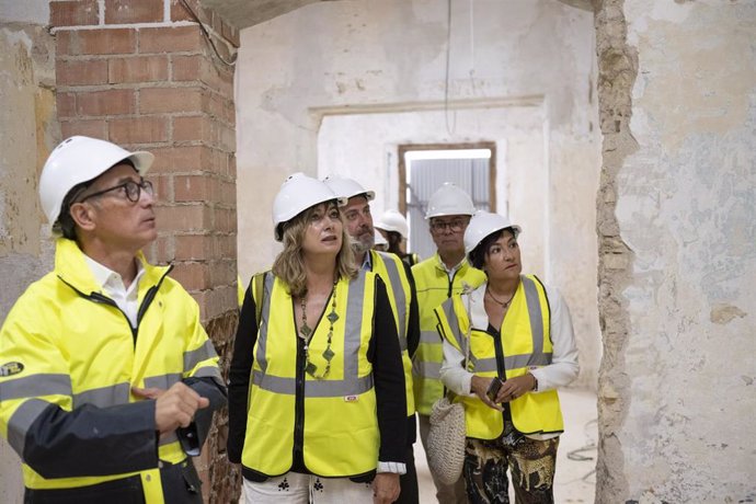 La vicepresidenta segunda y consejera de Memoria y Convivencia, Acción Exterior y Euskera del Gobierno de Navarra, Ana Ollo, y el consejero de Economía y Hacienda, José Luis Arasti, visitan las obras en el Palacio del Marqués del Rozalejo.