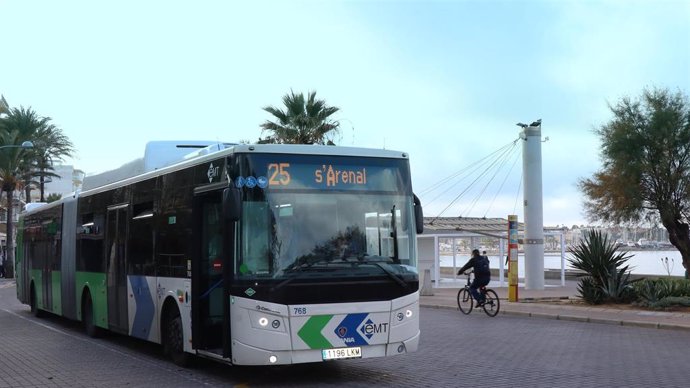 Archivo - Un autobús de la EMT.