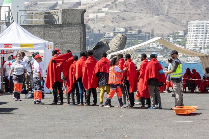 Varios migrantes son atendidos por los Servicios de Emergencias en el Muelle de Arguineguín, a 28 de agosto de 2024, en Gran Canaria, Canarias (España).