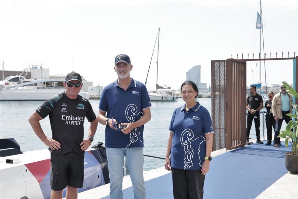 El ceo de la 37 America's Cup Event Barcelona, Grant Dalton; el Rey Felipe VI y la vicepresidenta de la America's Cup Event Barcelona, Aurora Cat.