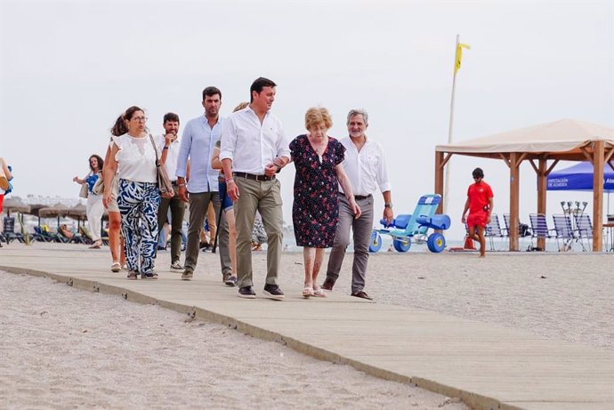 El presidente de la Diputación, Javier A. García, junto con los tres mayores que han cumplido su suelo de ir a la playa.